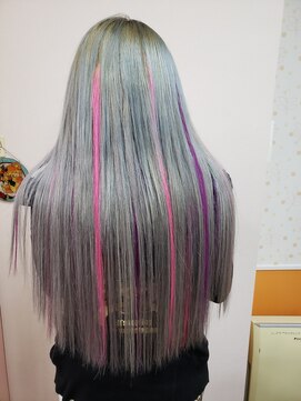 美容室イーナ(e na) シルバーベース、2色メッシュ入れ♪