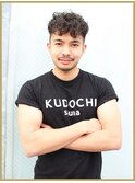 スキンフェードツイストスパイラルセンターパートアップバング