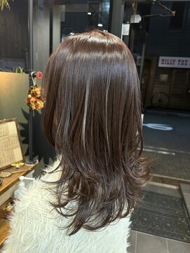 リノナ(Linona) やわらかミディアムワンカールパーマカーキグレージュ前髪錦糸町