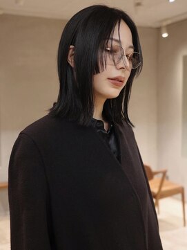 スク(SUKU) ぱつっとミディアム×暗髪