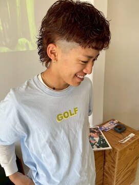 ツーブロック刈り上げハイトーンカラー暖色系カラーメンズカット