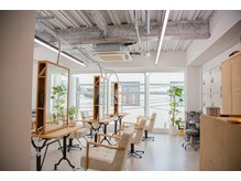 クイ(quii)の雰囲気（大きな窓から光が差し込み明るく開放感のある空間♪）