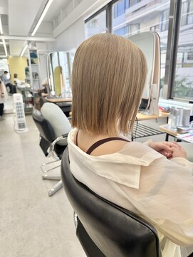 ヒビヲ(HIBIO) ショートボブ切りっぱなしボブタッセルボブベージュカラー横浜