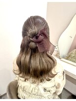 ミラ(Mila)&nbsp;ふわっとウェーブ巻きで華やかカチモリハーフアップ♪