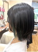 インナーカラー×ブルーグリーン外ハネ小顔ボブ