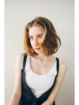 ピズム(PISM) センターパートAラインボブ/デザインカラー/カールヘア