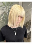 切りっぱなしボブカット抜きっぱなしブリーチブロンドヘア