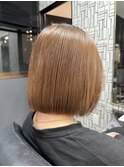 ベージュカラー大人可愛いひし形前下がりショートボブカット