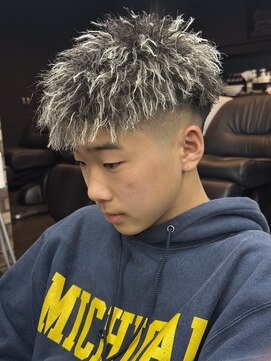 メゾンフォーメン トアロード(Maison for men TorRoad) メンズパーマ ホワイトメッシュ ツイストパーマ