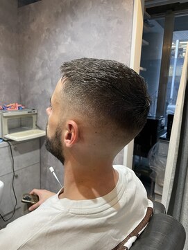 メグロバーバーショップロッポンギ 目黒六(MEGURO BARBER SHOP 6PPONGI) フェザーアップ