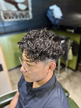 バーバープレイス チクシ(BARBER PLACE chikushi) ツーブロックミドル（スパイラルパーマ）