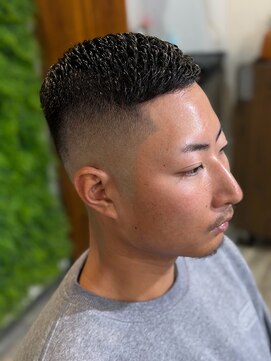 メンズ濡れパンクロップスキンフェードアイロンパーマ