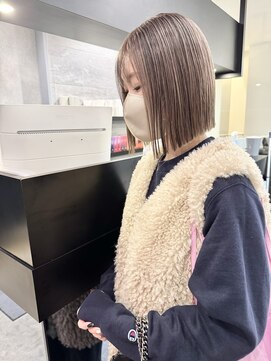 ケンジ 横浜(KENJE) 切りっぱなしボブ/ローライト/ミルクティーグレージュ