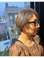 ビハインドザカーテン(BEHIND THE CURTAIN)&nbsp;レイヤーショート×白髪を活かしたカラーデザイン