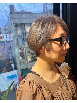 ビハインドザカーテン(BEHIND THE CURTAIN) レイヤーショート×白髪を活かしたカラーデザイン