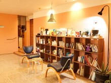 ライフ(Life)の雰囲気(待ち時間はお好きな本を手に取ってみてください♪)