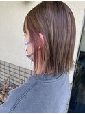 パールピンクのイヤリングカラー/切りっぱなしボブ