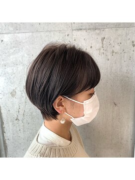 ラダ(Lada) 耳掛けショートボブ×くびれショート