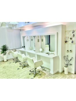 白を基調にした広々空間♪センスの良さが伝わるインテリアにも注目！