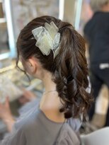 アトリエビューティーアミュ(atelier beauty AmU) 結婚式 お呼ばれ パーティー ポニーテール×リボン・ヘアピン
