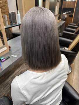 ラピス 横浜(Lapis) シルバーカラー切りっぱなしボブカット