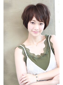 ネオリーブクレア 綱島店(Neolive Krea) 斜めバングで大人ショート グレージュカラーで柔らかく