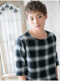 プラチナカラーのフェザーマッシュ束感ショートQ