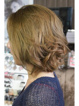 オーバーキャプテンネイキッド(OVER CAPTAIN NAKED) 毛先厚めのトレンド人気ボブ（骨格補正カット）