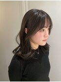 【マユコ】暗髪ミディアムくびれ巻き透け感バング