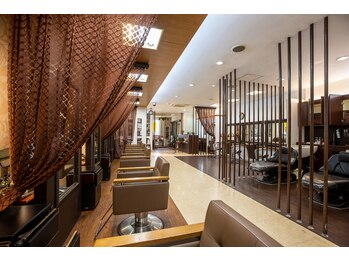 ナナナパレナ 梅田店(nanana parena)の写真/髪のお悩みや気になる白髪などお困りの方へ、経験豊富なスタイリストが丁寧に解決し理想のスタイルをご提供