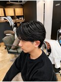 ニュアンスパーマ×センターパート｜大人っぽいメンズ毛流れヘア