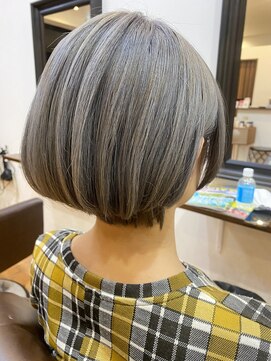 グリッター (Glitter) 大人ショートボブ×グレーカラー