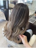 バレイヤージュ抜け感ブリーチ艶髪グレージュ