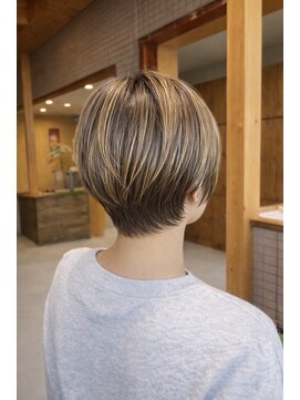 ジジ プラス デザイン(GIGI+design) ハイライト×ショートボブ