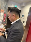メンズバーバースタイルスキンフェードハードパート七三ショート