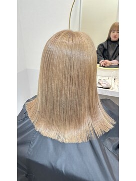 エレノア 枚方(Eleanor) 【ブリーチあり透明感ベージュ】@飛鳥