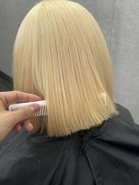 イリ 心斎橋(ili) ハイトーンカラーミルクティーベージュレイヤーカット