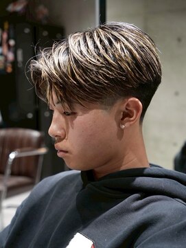 メッツ 原宿(METS) MEN'S/毛流れセンターパート×テーパーフェード/ハイライト