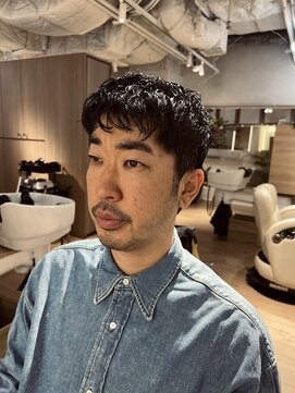 ウノプリールヴァモス(unopulir Vamos) 30代メンズ前髪下ろしワンカールパーマ