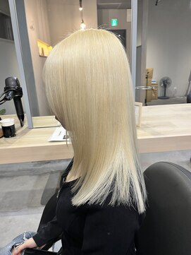 リア 布施店(Lia) ホワイトブロンド