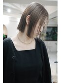 柔らかいベージュカラーに切りっぱなしボブ