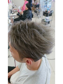 髪こうぼう ツーブロシルバーカラー