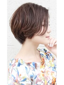 レウナ 外苑前(Reuna) 大人可愛いニュアンスショート シルエットが綺麗