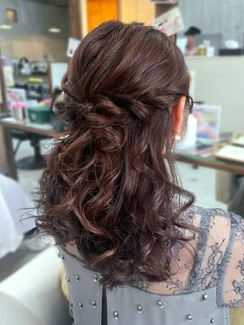 ラストーリア(La storia) 華やかなハーフアップスタイル