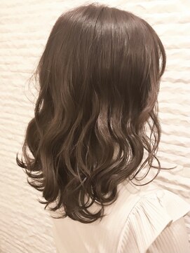 ルシア(LUCIA) 【@lucia_yuna_style】オフィスヘアもOK♪艶髪イルミナカラー！