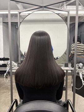 トゥエル バイ ディプティモイラ(tuelu by dipty MOILA) 透明感のあるグレージュ