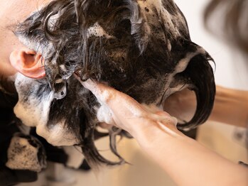 グリッター(GLITTER)の写真/話題の頭浸浴と極上ヘッドスパで頭皮の毛穴詰まりや髪の汚れをきれいにリセットして健やかな髪へー。