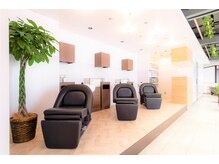 【業界最高峰のフルフラットのシャンプー台で癒しの時間をお過ごしください】