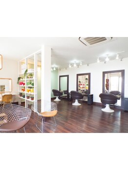 明るい雰囲気のHAIR COLOR CAFEで、リラックスしながら美しい髪を手に入れよう！素敵なサロン体験を♪