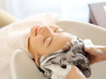ヘアーアンドメイクサワ 佐久店(sawa)の写真/【極上炭酸ヘッドスパ】髪、頭皮にもご褒美を♪疲れた頭皮を癒し心も体もリフレッシュ！髪のハリやコシをUP